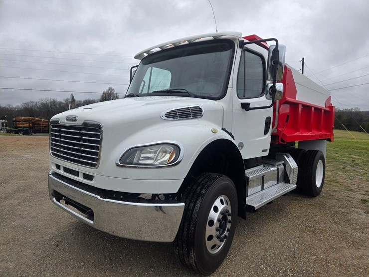 2012-freightliner-m2-106-image-2