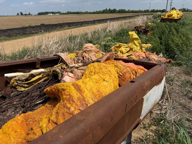 #45266-•-8.5'-bed-trailer-w/levee-spills-image-8