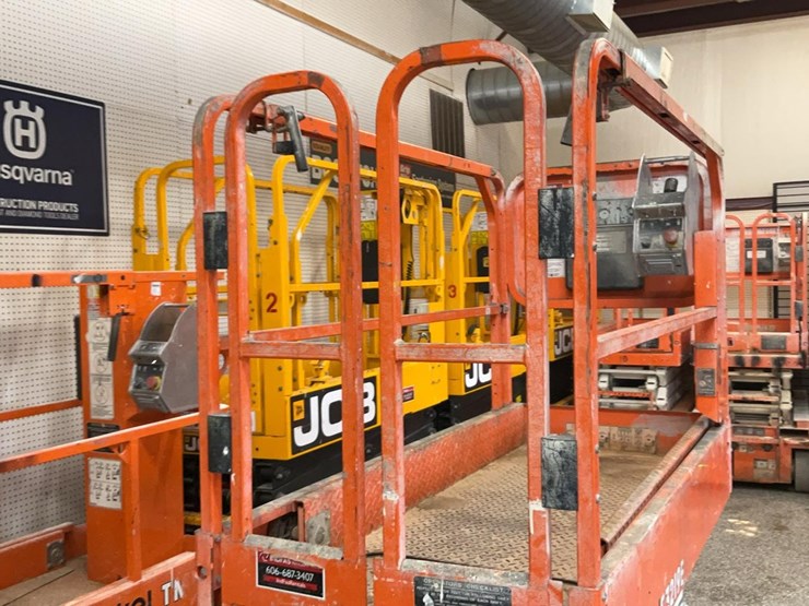 #423-•-2019-snorkel-19'-scissor-lift-image-10