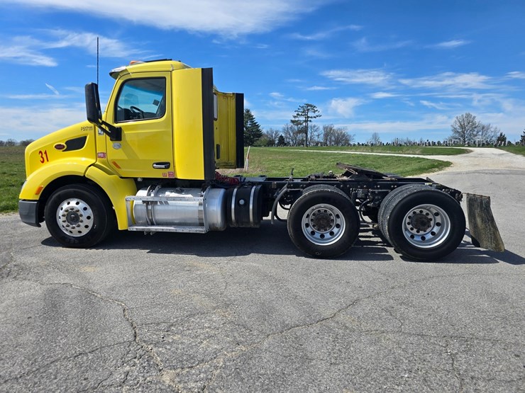 2017-peterbilt-579-image-7