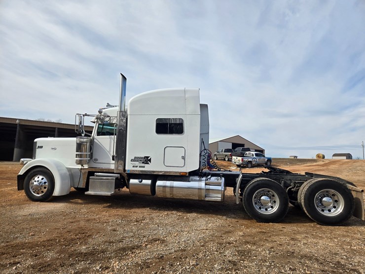 2014-peterbilt-389-image-10