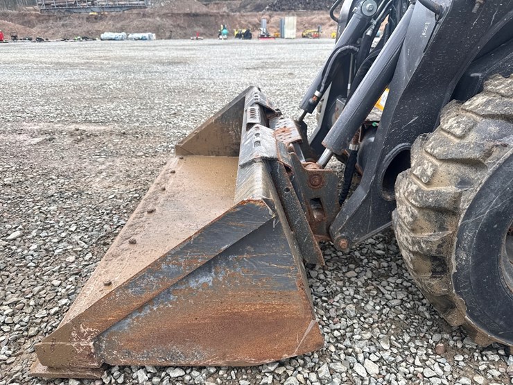 new-holland-l320-image-9