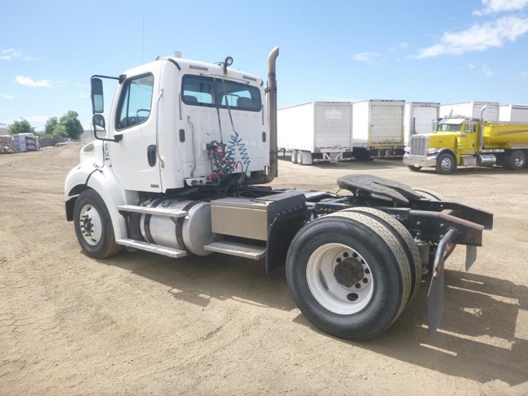 2012-freightliner-m2-s/a-truck-tractor-image-4