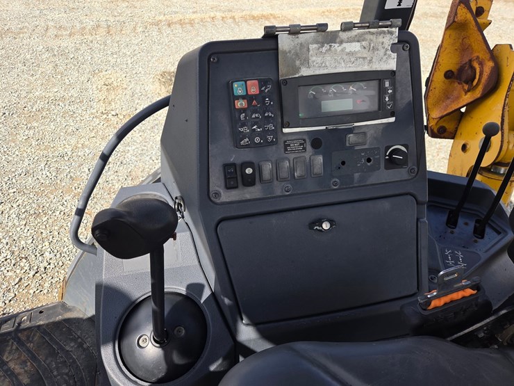 2019-deere-310-image-66