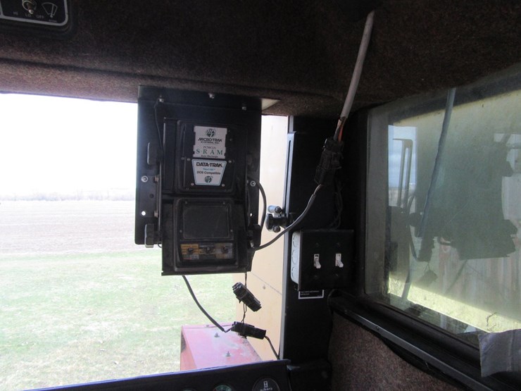 new-holland-tr96-image-42