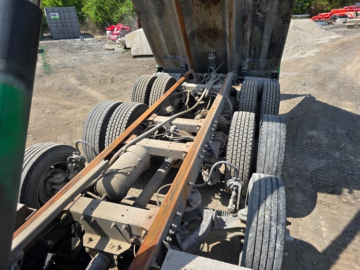 2017-peterbilt-348-image-127