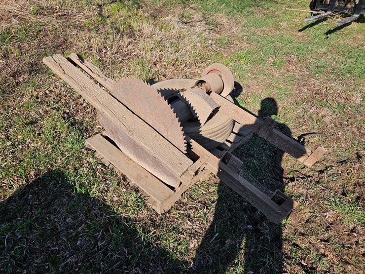 #558-•-international-belt-pully-buzz-saw-image-6