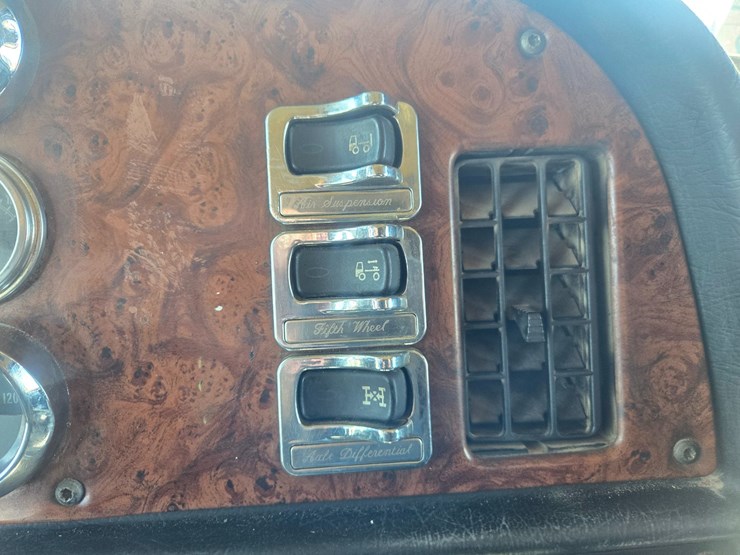 2005-peterbilt-379-image-65