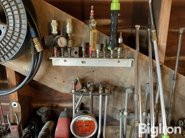 sanborn-30-gal-air-compressor-w/accessories-image-6