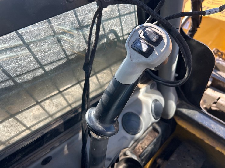 new-holland-l216-image-50