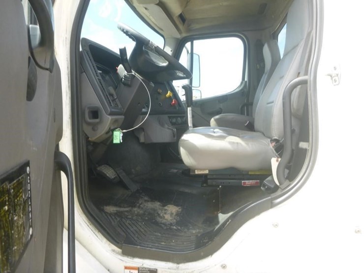 2012-freightliner-m2-s/a-truck-tractor-image-11