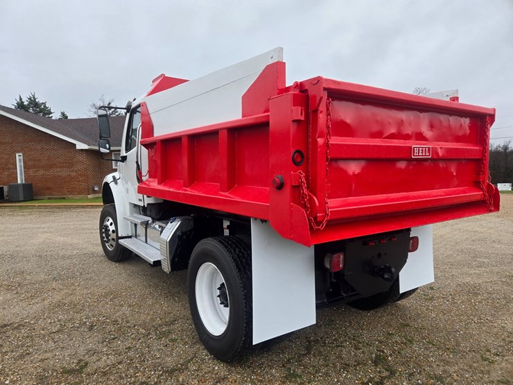 2012-freightliner-m2-106-image-11