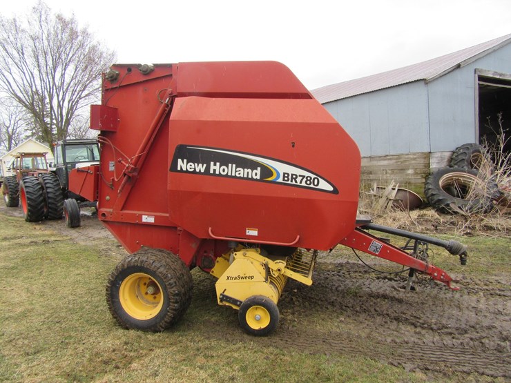 new-holland-br780-image-3