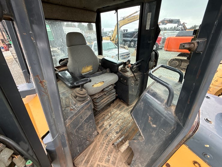 2005-deere-700j-xlt-image-33