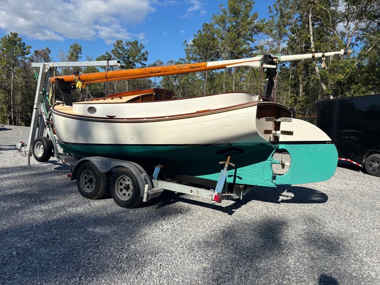 #9545-•-grimmalkin-–-18'-fenwick-williams-classic-wooden-catboat-w/-trailer-image-12