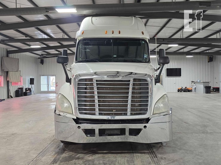 2013-freightliner-cascadia-125-image-7