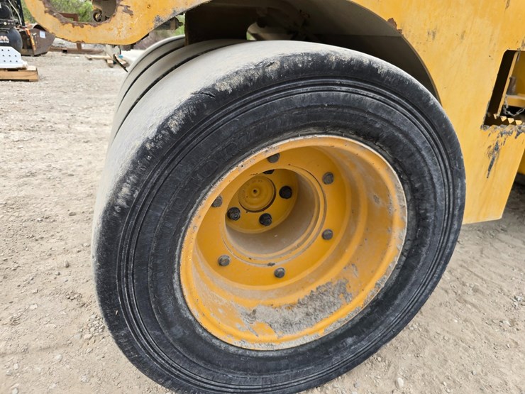 2018-caterpillar-cc24b-image-34