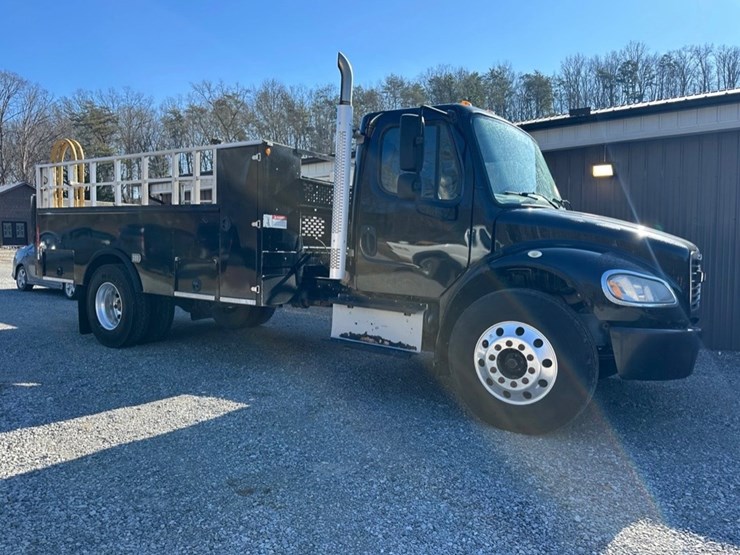 2017-freightliner-m2-106-image-2