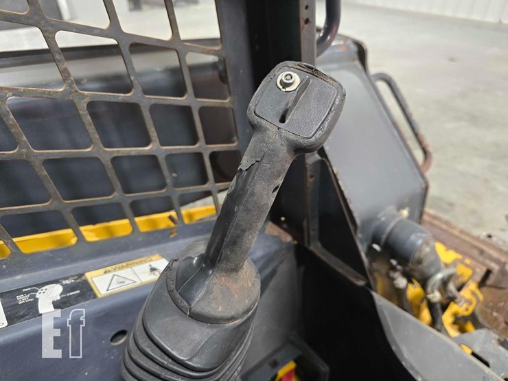 2014-deere-323e-image-16