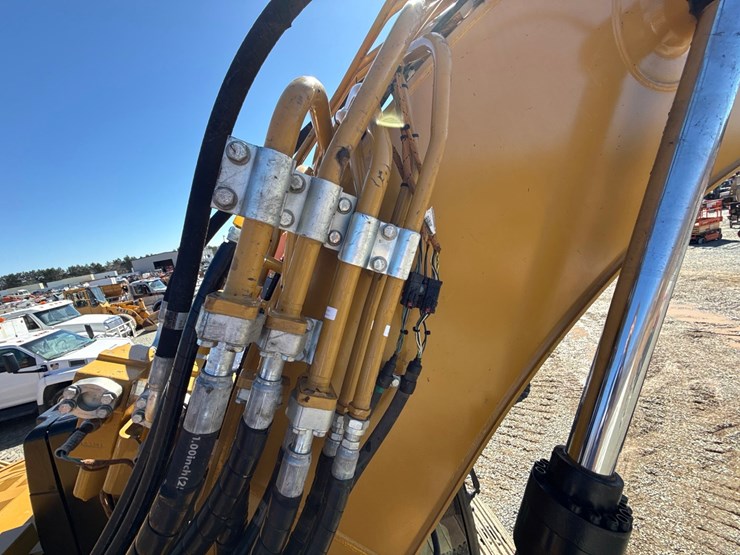 caterpillar-325-image-34