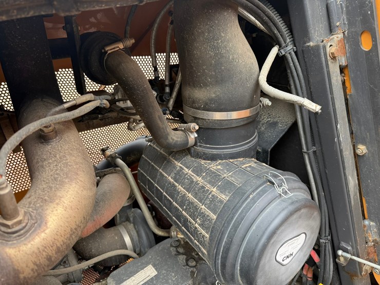 2016-case-1650m-image-25