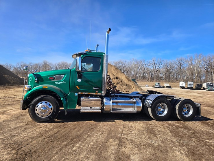 2019-peterbilt-567-image-7