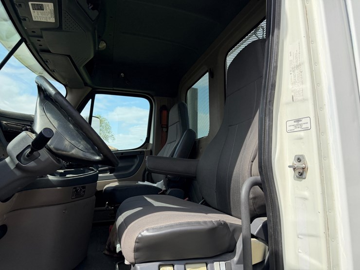 #45283-•-2016-freightliner-cascadia-daycab-truck-tractor-vin:-3akjgedv9gsgy4090-image-58