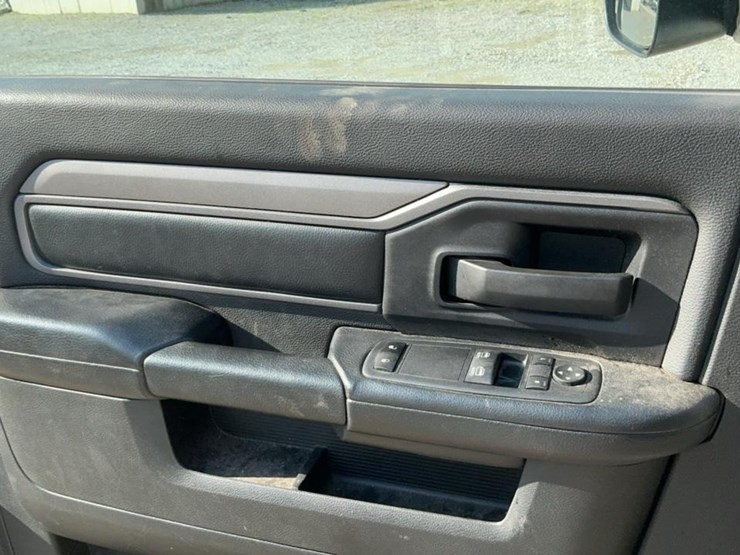 2022-dodge-3500-image-28