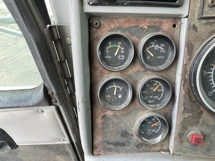 2004-kenworth-t300-image-28