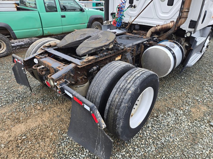 2016-freightliner-cascadia-125-image-22