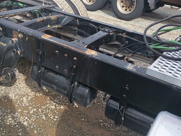 2012-massey-ferguson-8-image-17