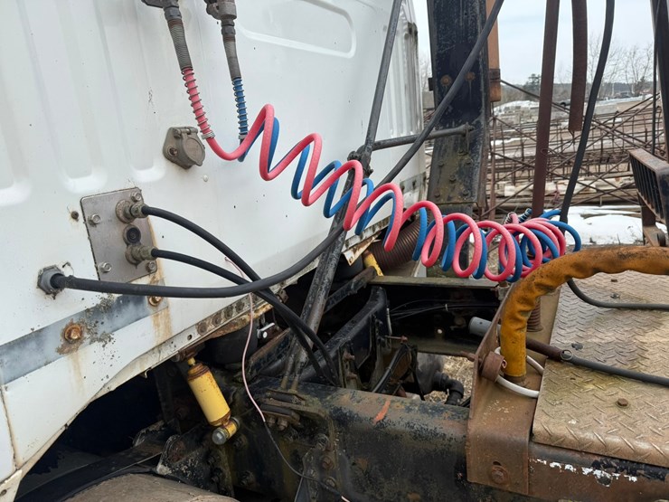 #1117-•-volvo-whitegmc-day-cab-truck-tractor-image-55