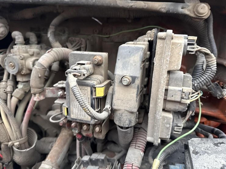 2016-massey-ferguson-8-image-11