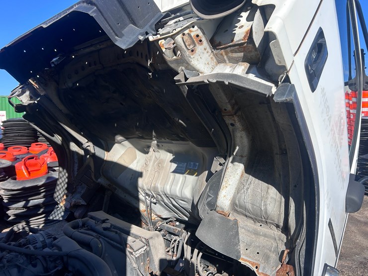 2013-isuzu-npr-image-41