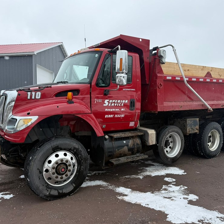 #1052 • 2007 International 7600SFA Tri Axle Dump Truck