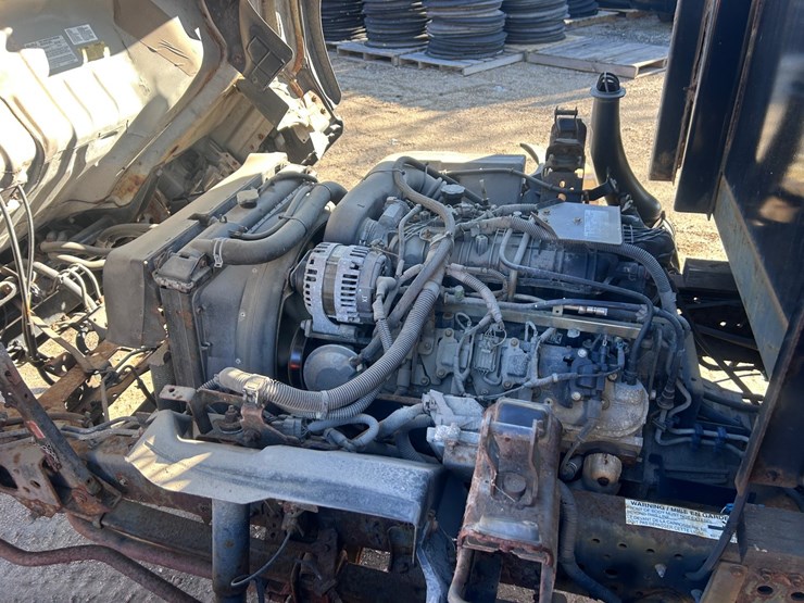 2013-isuzu-npr-image-36