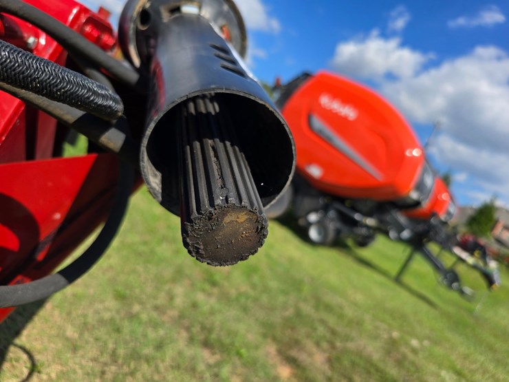 2022-new-holland-210-image-37