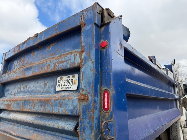 #1049-•-2005-mack-granite-tri-axle-dump-image-20