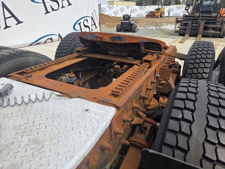 2002-peterbilt-379-image-33