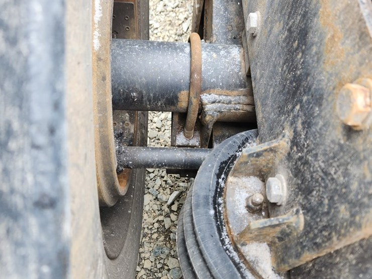 2014-massey-ferguson-8-image-29