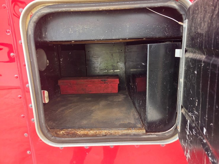 2002-peterbilt-379-image-25