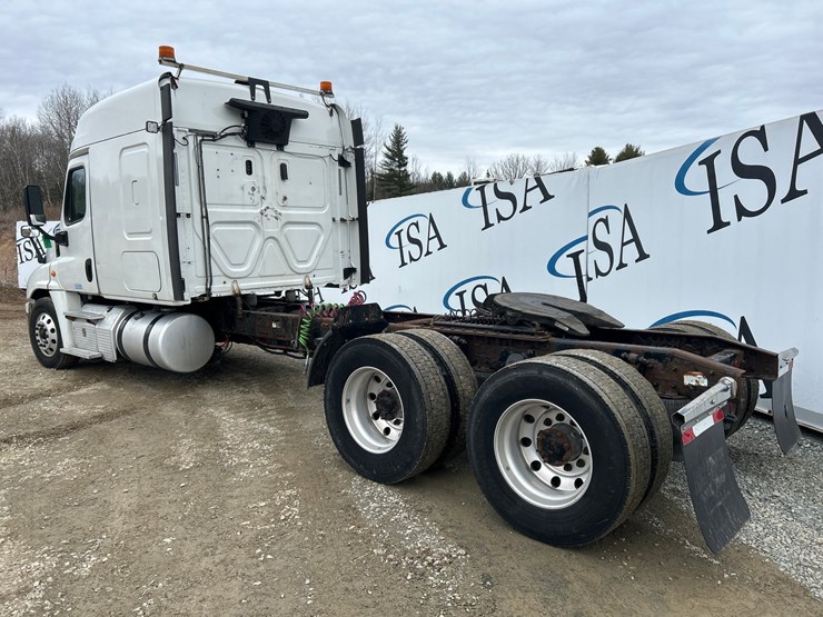 2017-massey-ferguson-8-image-3