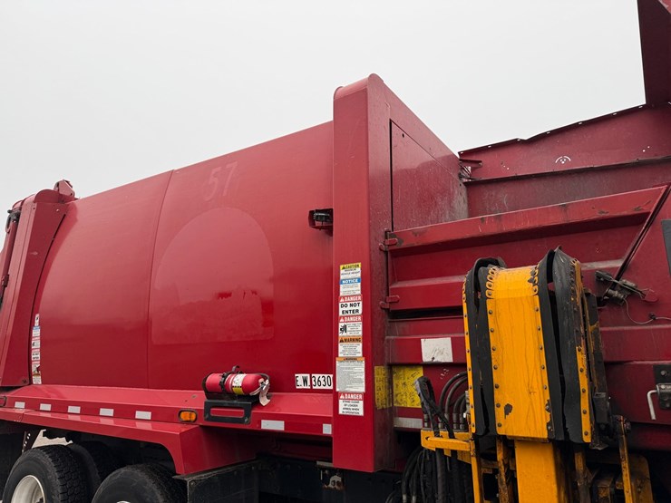 #1360-•-2019-peterbilt-pb520-side-load-garbage-truck-image-24