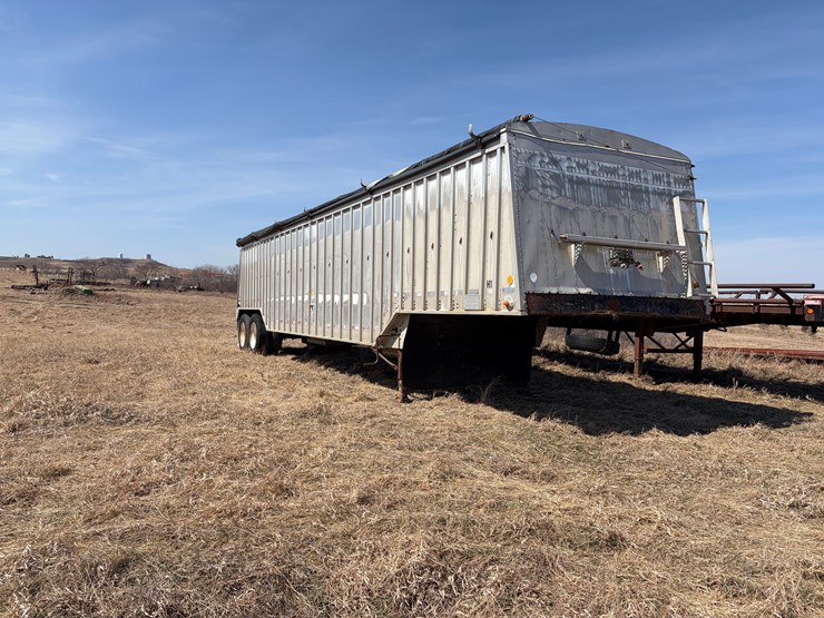 1980-cornhusker-800c-hopper-trailer-image-2