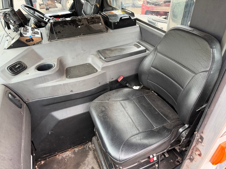 #1360-•-2019-peterbilt-pb520-side-load-garbage-truck-image-50