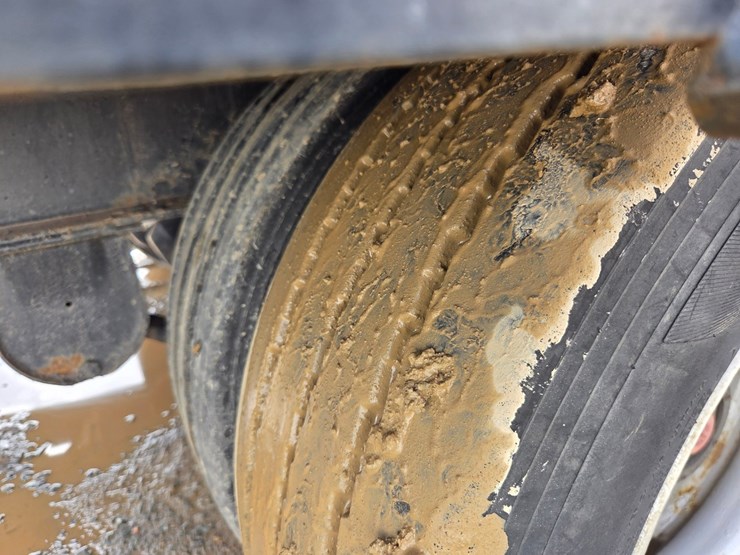 2013-massey-ferguson-8-image-44