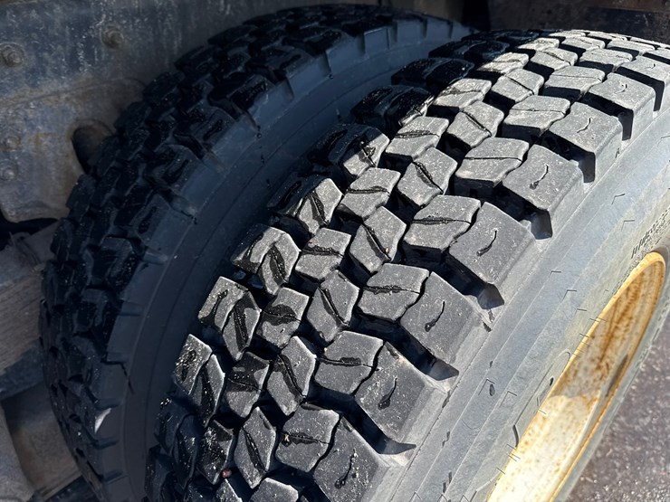 2002-freightliner-fl80-image-63