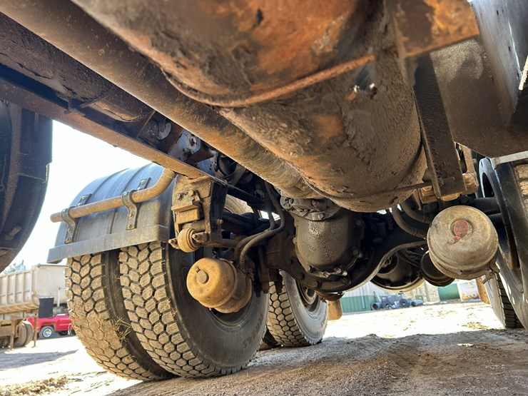 2005-peterbilt-379-image-33