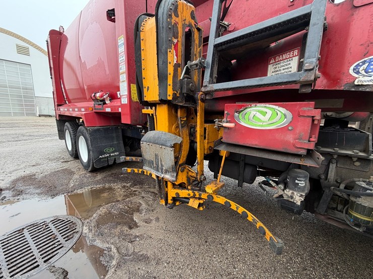 #1360-•-2019-peterbilt-pb520-side-load-garbage-truck-image-46