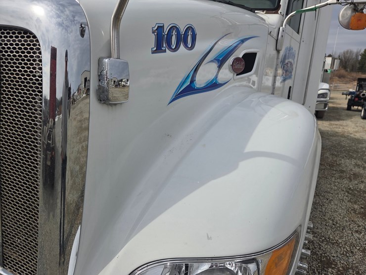 2007-peterbilt-579-image-12